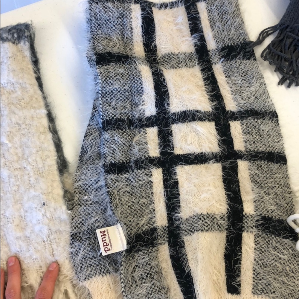 Scarf 4 pack. - Picture 3 of 5